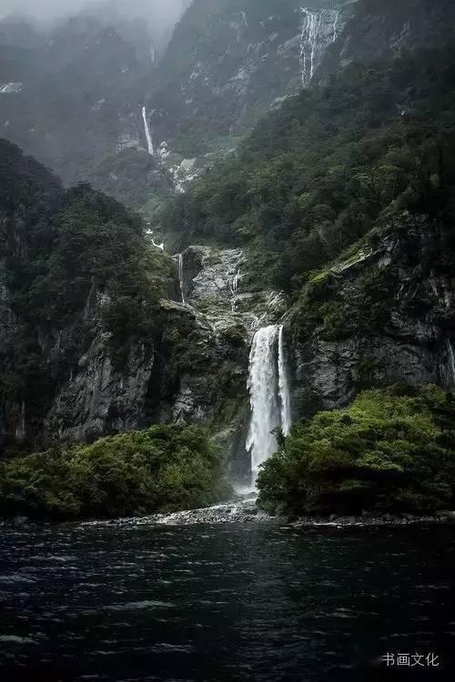 雪后秦岭与红墙黄瓦同框太绝了