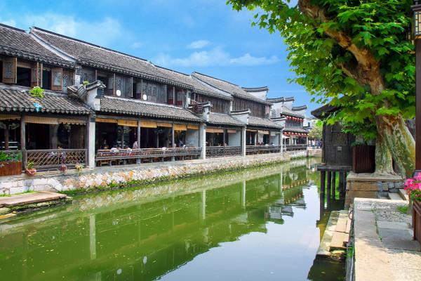 清镇市巢凤街道组织水晶东部社区开展走访慰问离退休干部活动